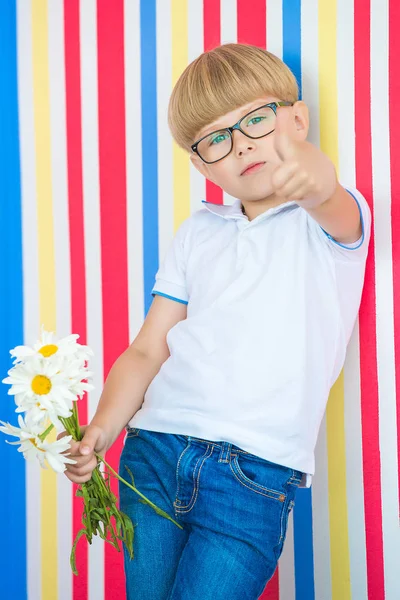 Słodkie Dziecko Bliska Portret Tle Kolorowe Ładny Mały Chłopiec Stojący — Zdjęcie stockowe