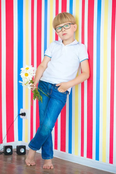 Adorable Kid Kolorowe Tło Słodkie Dziecko Pomieszczeniu Studio Pobliżu Ściany — Zdjęcie stockowe