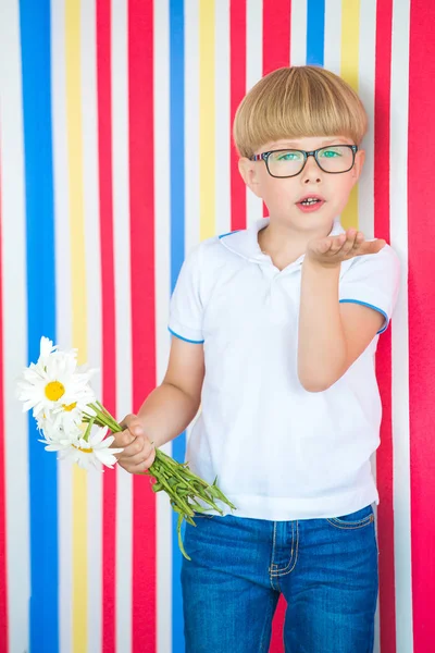 Adorable Kid Kolorowe Tło Słodkie Dziecko Pomieszczeniu Studio Pobliżu Ściany — Zdjęcie stockowe