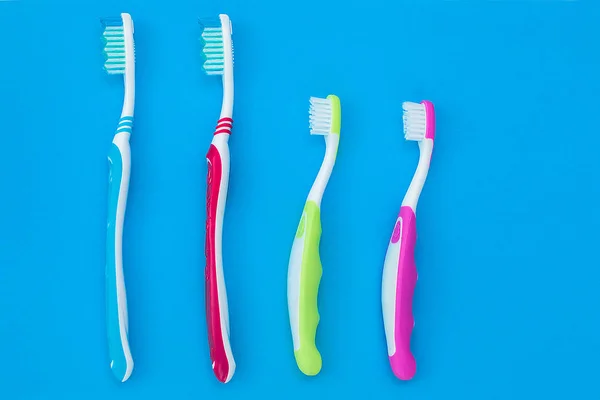 Cepillos Dientes Sobre Fondo Brillante Colorido Concepto Higiene Familiar — Foto de Stock