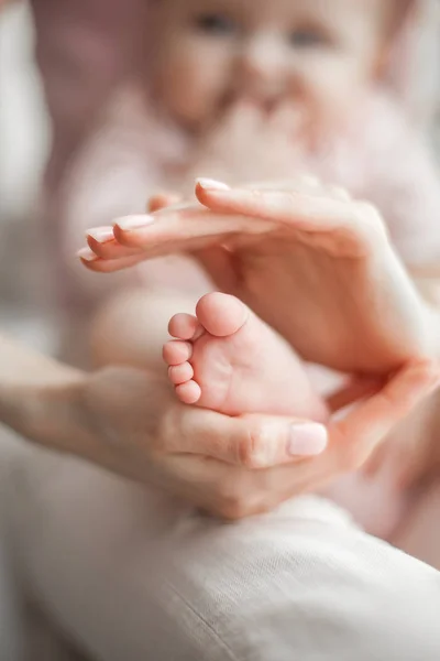 Image Rapprochée Petit Pied Bébé Enfant Fond Avec Jeune Mère — Photo