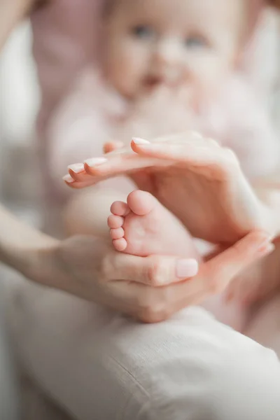 Pieds Bébé Gros Plan Les Mains Mère Tenant Pied Enfant — Photo