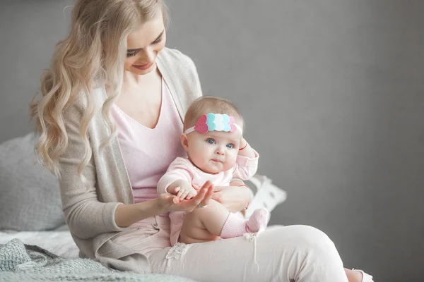 Jovem Mãe Cuidando Sua Filhinha Bela Mãe Sua Filha Dentro — Fotografia de Stock