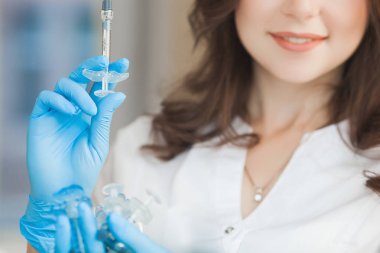 Şırıngalı çekici genç bir doktor. Kozmetik uzmanı içeride iğne yapıyor. Bir sürü şırınga tutan eller. Tıp salonundaki kadın.