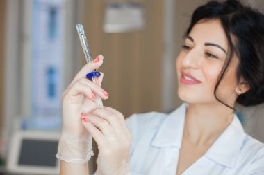 Şırıngalı çekici genç bir doktor. Kozmetik uzmanı içeride iğne yapıyor. Bir sürü şırınga tutan eller. Tıp salonundaki kadın.