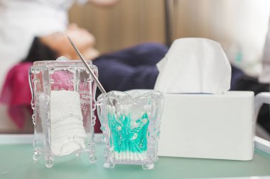 Masada kozmetoloji araçları. Güzellik salonunda pamuk birikintileri ve pamuk lu puds.