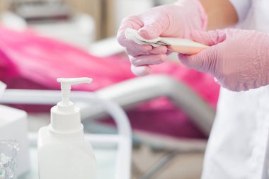 Temizlik ve dezenfeksiyon araçları tanınmaz doktor. Elinde antibakteriyel Ajan kapatın. Lateks eldiven prosedure önce ellerini dezenfekte güzellik uzmanı.