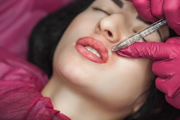 Procedimento Aumento Labial Salão Beleza Cosmetologist Que Faz Uma Injeção — Fotografia de Stock