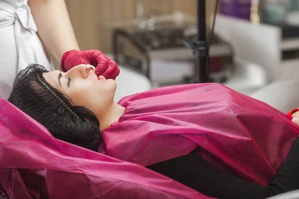 Procedimento Aumento Labial Salão Beleza Cosmetologist Que Faz Uma Injeção — Fotografia de Stock