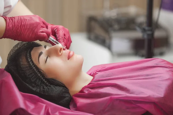 Kozmetolojist yapma prosedürü. Dermatoloğa hyaluronik asit enjeksiyonu yapıyor. Dudak enjeksiyonu yla kapatın. Dudak güçlendirici prosedürü. Güzellik salonu servisi.