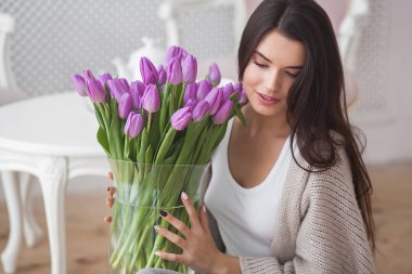 Genç güzel kadın kapalı portresi kapatın. Çiçeklerle çekici kadın. Lale kadın var. Bahar buket.