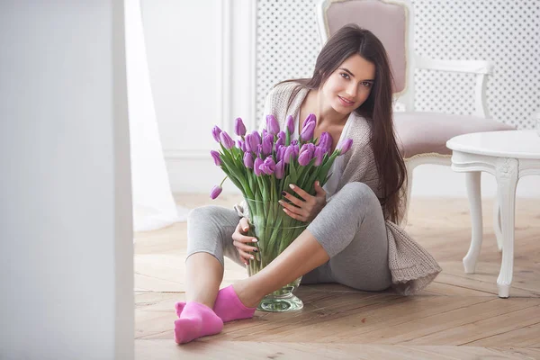 Wanita Muda Yang Menarik Dengan Bunga Dalam Ruangan Kamar Tidur — Stok Foto