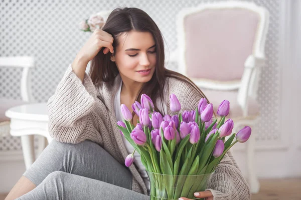 Portré Fiatal Gyönyörű Beltéri Közelről Vonzó Virágokkal Tulipán Tavaszi Csokor — Stock Fotó