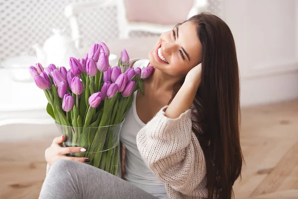 Piękną Kobietą Łóżku Trzymając Kwiaty Czytania Notatki Młoda Dziewczyna Uśmiechając — Zdjęcie stockowe