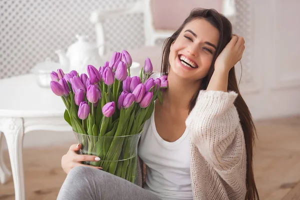 室内の花を持つ美しい女性 — ストック写真