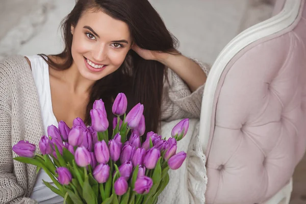 Belle Femme Avec Des Fleurs Intérieur — Photo