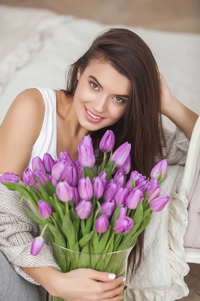 Portret Młodej Kobiety Piękne Pomieszczeniu Bliska Atrakcyjna Kobieta Kwiatami Kobieta — Zdjęcie stockowe