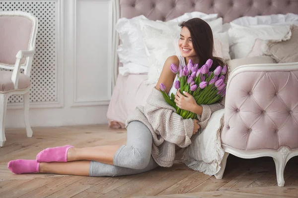 Wanita Cantik Dengan Bunga Dalam Ruangan — Stok Foto