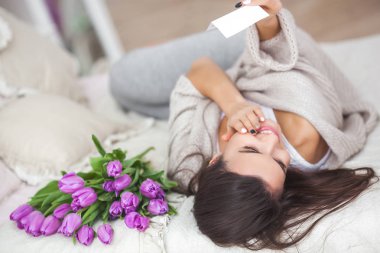 Erkek arkadaşından bir not okuma çiçek genç çekici kadın. Kadın kapalı çiçekli sevgilisi çıkıyor. Sevgililer Tebrikler.