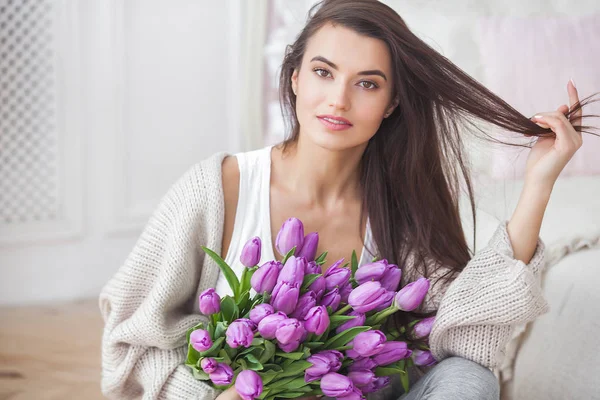 Genç Güzel Kadın Kapalı Portresi Kapatın Çiçeklerle Çekici Kadın Lale — Stok fotoğraf
