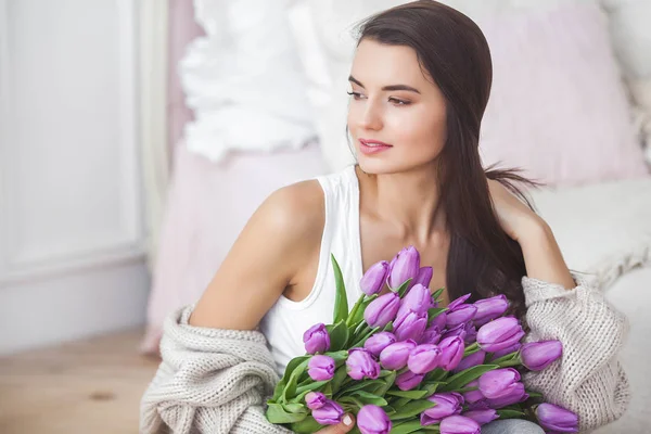 Attraktive Junge Frau Mit Blumen Schlafzimmer Porträt Der Schönen Dame — Stockfoto