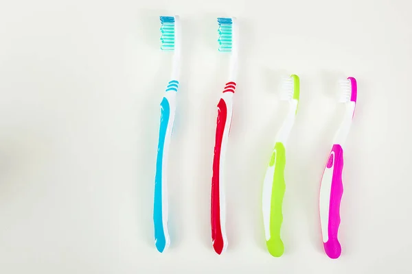中立的な背景の歯ブラシ 家族の衛生概念 — ストック写真