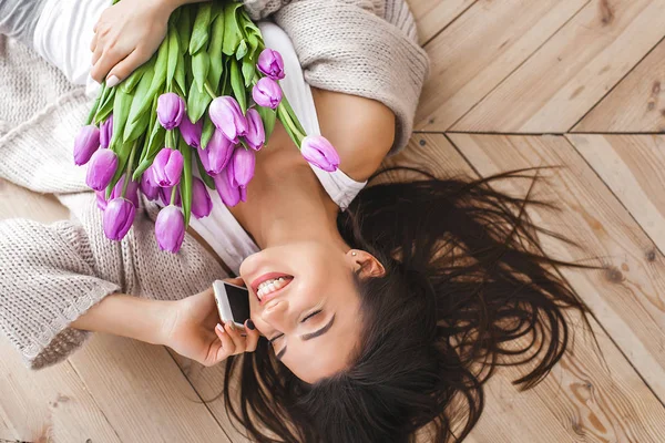 Εύθυμη Νεαρή Γυναίκα Μιλάμε Στο Τηλέφωνο Και Κρατώντας Λουλούδια Όμορφη — Φωτογραφία Αρχείου
