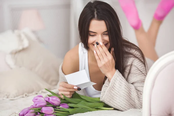 Jovem Alegre Falando Telefone Segurando Flores Senhora Bonita Com Tulipas — Fotografia de Stock