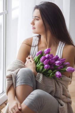 Buket çiçek genç çekici kadın. Güzel kız evde Pembe Lale ile. Yatak odasında erkek.