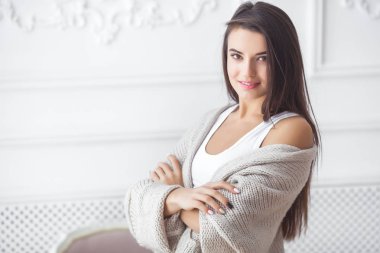 Genç çekici kadın kapalı. Nötr arka plan kız. Mutlu bir kadın. Kadın evde yatak odasında. Güzel Bayan portresi kapatın.