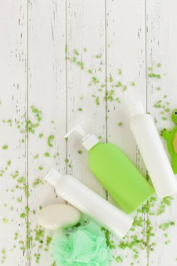 Banyo aksesuarları. Şampuan, melisa tarafsız arka plan üzerinde tüpleri. Cilt bakım ürünleri. Tuvalet kopya alanı ile ahşap arka plan üzerinde. Duş için kadın kozmetik.