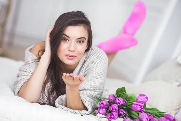 Młoda Atrakcyjna Kobieta Bukietem Kwiatów Piękna Dziewczyna Domu Różowe Tulipany — Zdjęcie stockowe