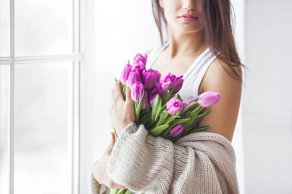 Fiatal Vonzó Csokor Virágot Gyönyörű Lány Otthon Rózsaszín Tulipánok Hálószobában — Stock Fotó
