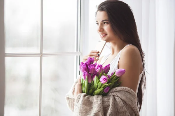 Portrait Belle Jeune Femme Aux Fleurs Fille Attrayante Tenant Des — Photo