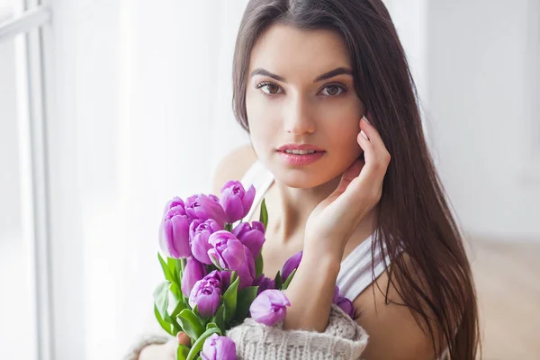 Jeune Femme Séduisante Avec Bouquet Fleurs Belle Fille Maison Avec — Photo