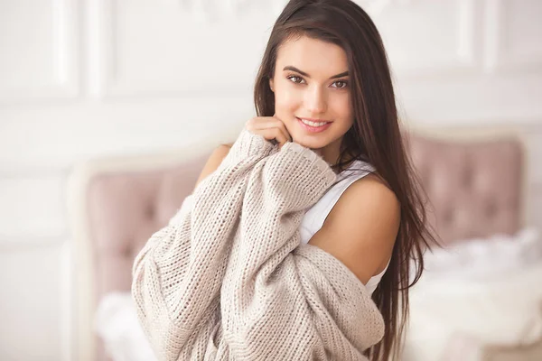 Jovem Mulher Bonita Dentro Casa — Fotografia de Stock