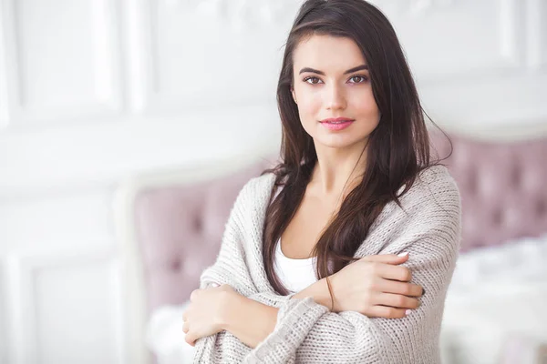 Atractivo Retrato Interior Mujer Joven Mujer Vestida Con Ropa Casual —  Fotos de Stock