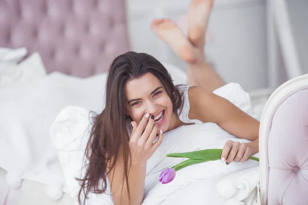 Jeune Femme Séduisante Avec Bouquet Fleurs Belle Fille Maison Avec — Photo