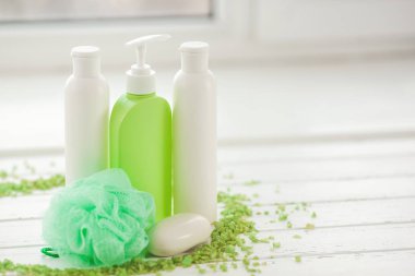 Banyo aksesuarları. Şampuan, melisa tarafsız arka plan üzerinde tüpleri. Cilt bakım ürünleri. Tuvalet kopya alanı ile ahşap arka plan üzerinde. Duş için kadın kozmetik.