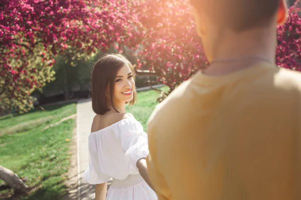 Attractive Young People Walking Park Pretty Couple Together Woman Man — Stock Photo, Image