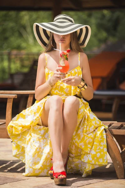 Mujer Relajante Aire Libre Tumbona Dama Sombrero Mujer Joven Verano —  Fotos de Stock