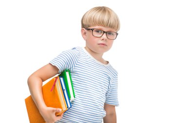 Sevimli küçük çocuk kitapları ve defter izole beyaz arka plan üzerinde. Çok güzel çocuk okuma. Öğrenci studio vurdu. Gözlük takan çocuk.