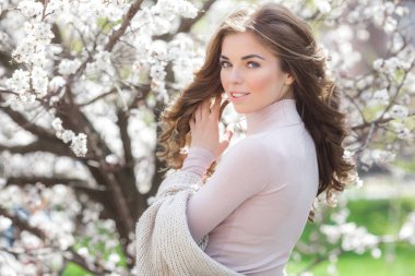 Uzun saçlı kadınlarda açık havada bahar arka plan. Tanınmayan Bayan saç çiçekli. Kıvırcık saçlı erkek.