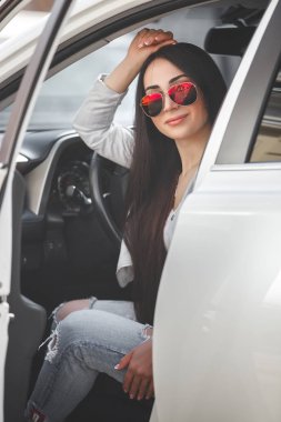 Kendine güvenen kadın otomobil. Bir araba ne? Otomatik olarak oturan genç güzel kadın. Kentsel kadın.