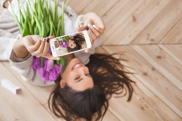 Young Attractive Woman Making Selfie Flowers Indoors — Stock Photo, Image
