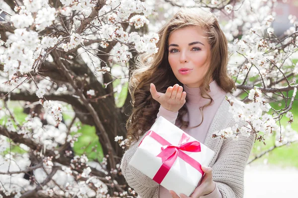 Young Woman Spring Present Gift Beautiful Lady Natural Spring Background — Stock Photo, Image