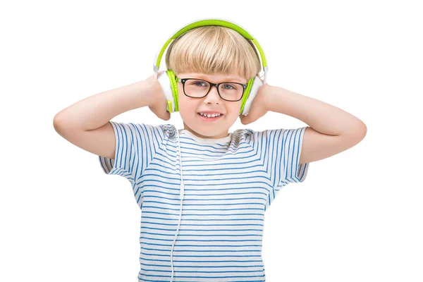 音楽を聴いて面白い子 白で隔離のヘッドフォンを身に着けている男の子 — ストック写真