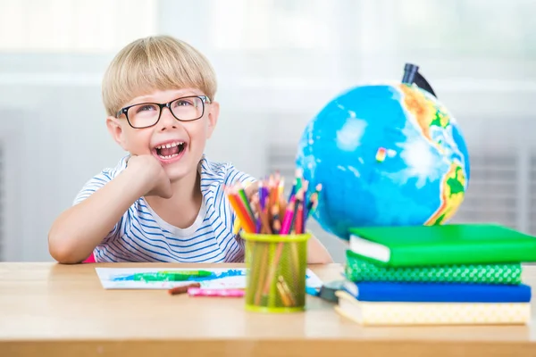 Щаслива Дитина Навчається Класі Усміхнена Дитина Блокнотами Уроками Навчання Книг — стокове фото