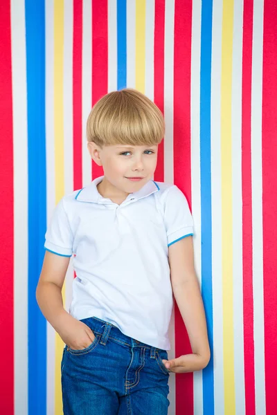 Renkli Arka Plan Üzerinde Güzel Bir Çocuk Küçük Çocuk Yıl — Stok fotoğraf