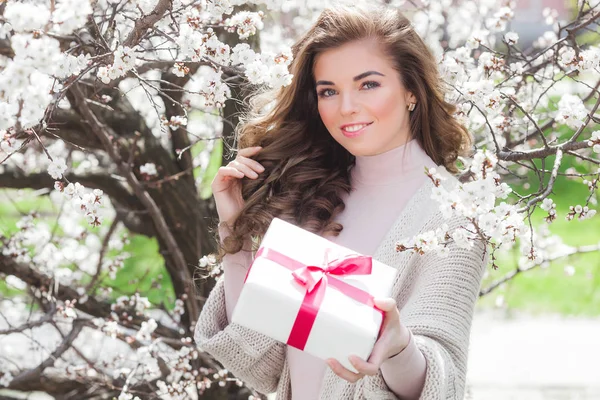 Young Pretty Girl Holding Present Box Outdoors Woman Spring Background — Stock Photo, Image